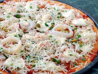 Пицца с кальмарами и грибами