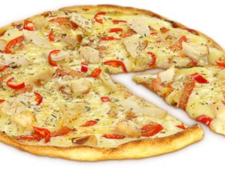 Пицца с копченой рыбой и грудинкой