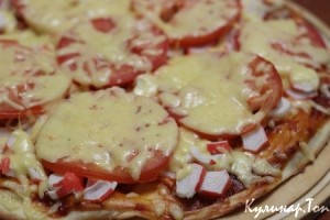 Пицца с крабами и томатами