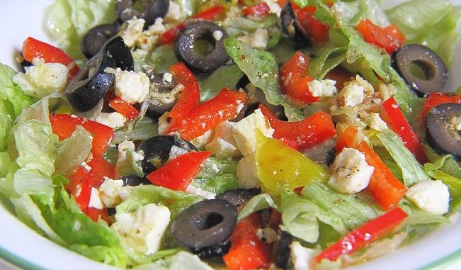 Разноцветный салат с курицей Разноцветный салат с курицей