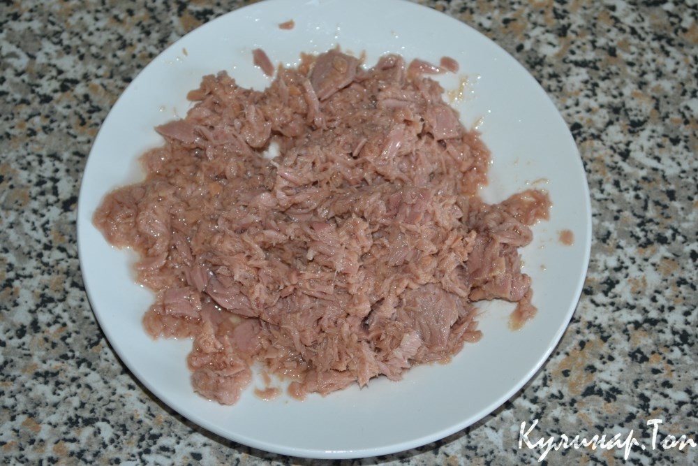 Салат с тунцом и моцареллой