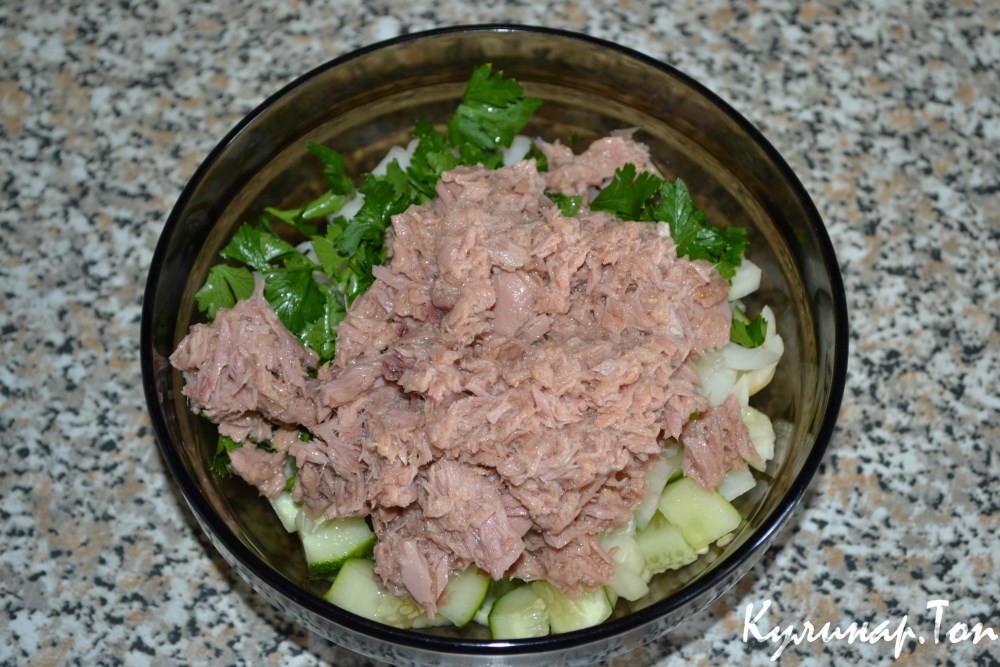 Салат с тунцом и моцареллой