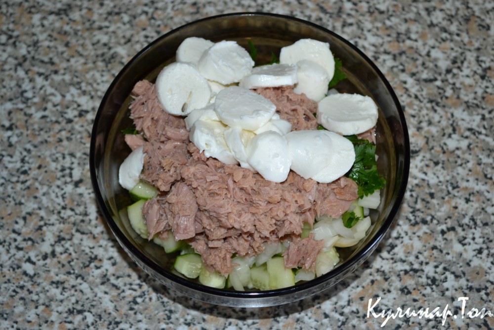 Салат с тунцом и моцареллой