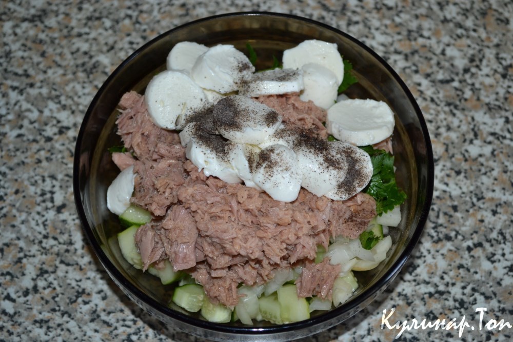 Салат с тунцом и моцареллой