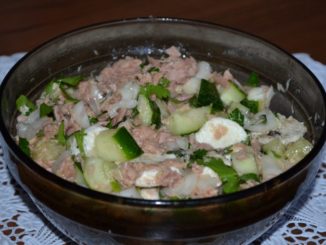 Салат с тунцом и моцареллой