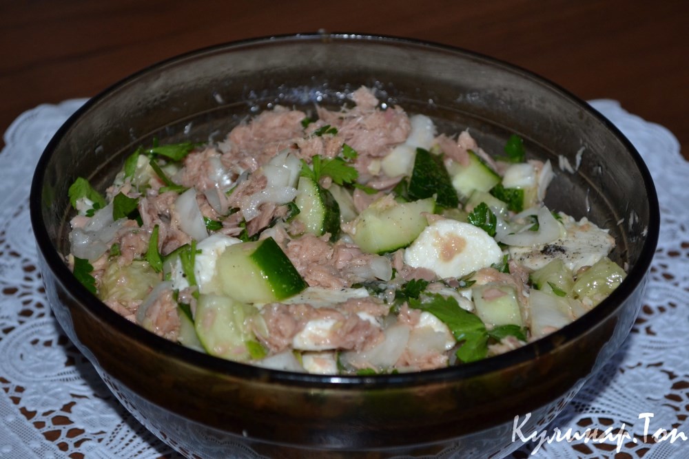 Салат с тунцом и моцареллой