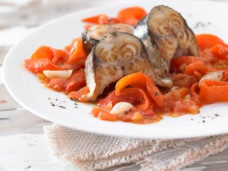 Скумбрия, запеченная с паприкой и чесноком