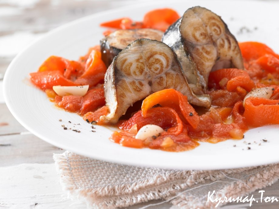 Скумбрия, запеченная с паприкой и чесноком