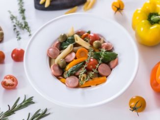 Теплый салат с пастой, сосисками и овощами