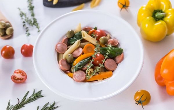 Теплый салат с пастой, сосисками и овощами Теплый салат с пастой, сосисками и овощами