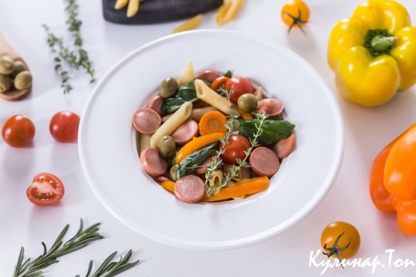 Теплый салат с пастой, сосисками и овощами