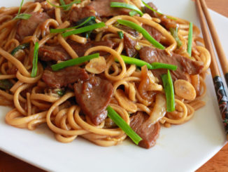Яичная лапша со свининой и овощами