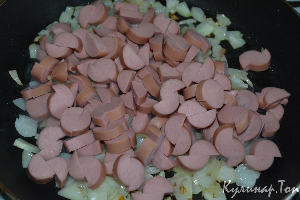 Яичница с сосисками и сметаной
