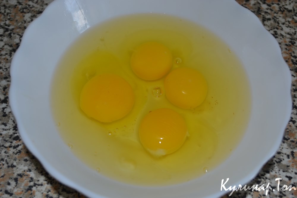 Яичница с сосисками и сметаной