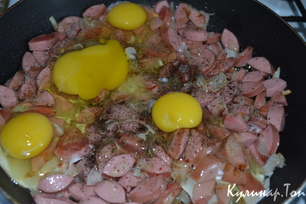 Яичница с сосисками и сметаной