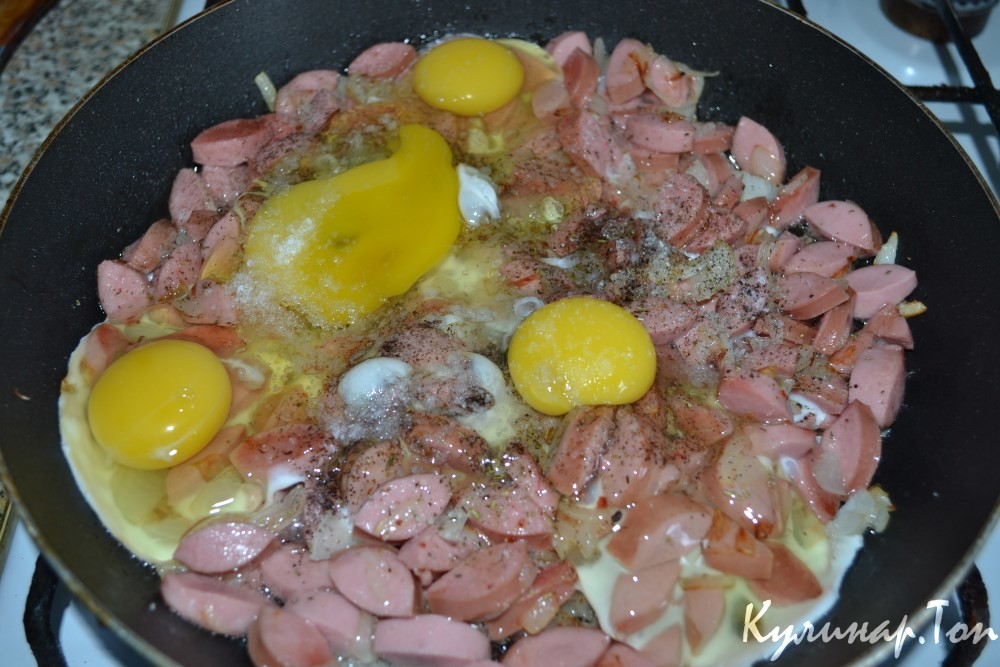 Яичница с сосисками и сметаной