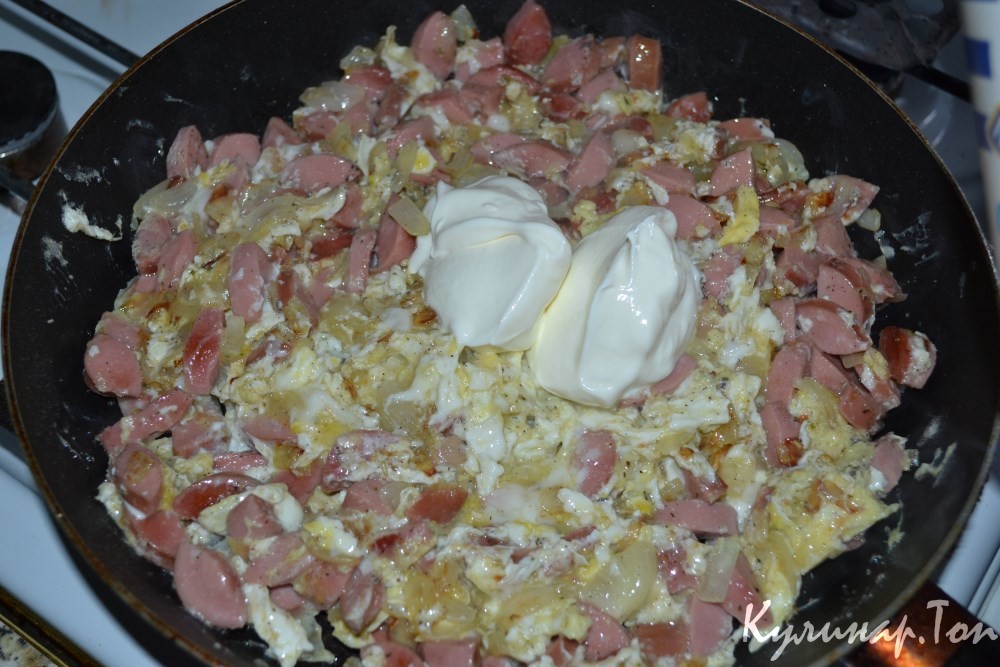 Яичница с сосисками и сметаной