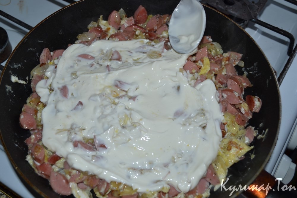 Яичница с сосисками и сметаной