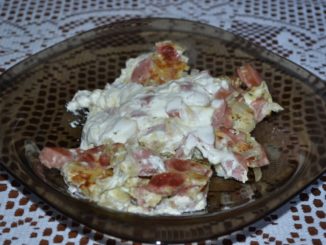 Яичница с сосисками и сметаной