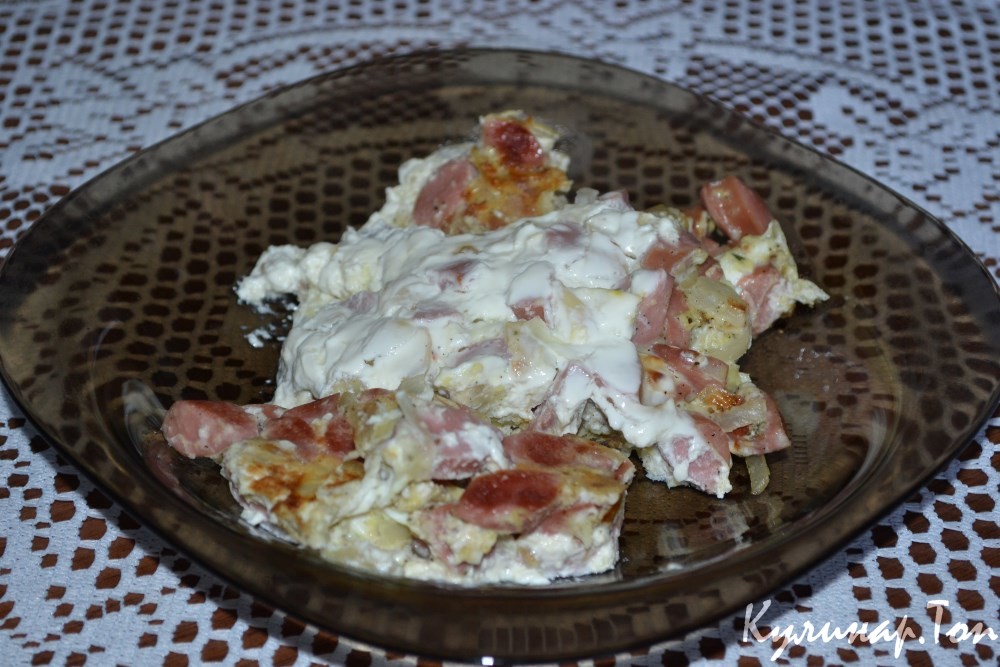 Яичница с сосисками и сметаной