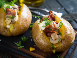 Запеченный картофель с грибами и беконом