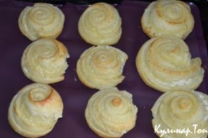 Булочки из слоеного теста с сыром