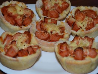 Корзинки с сосисками