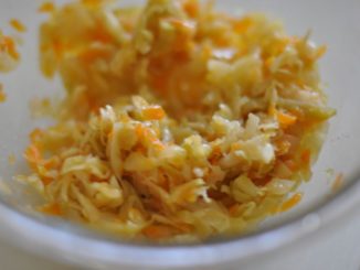 Капуста, тушенная с яйцами и луком