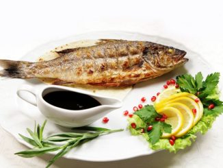 Карп на решетке с орехами и изюмом