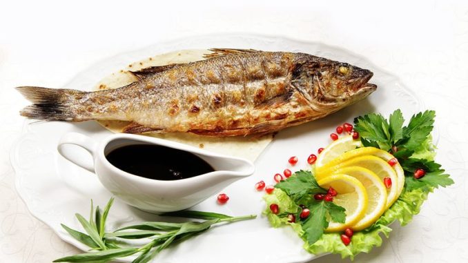 Карп на решетке с орехами и изюмом Карп на решетке с орехами и изюмом
