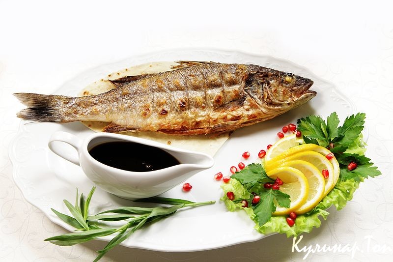 Карп на решетке с орехами и изюмом