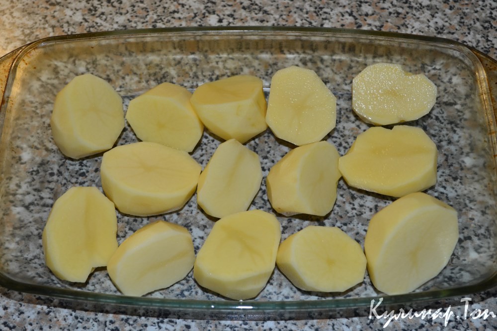 Картофель с луком в духовке