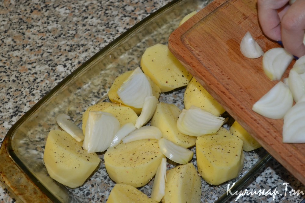 Картофель с луком в духовке
