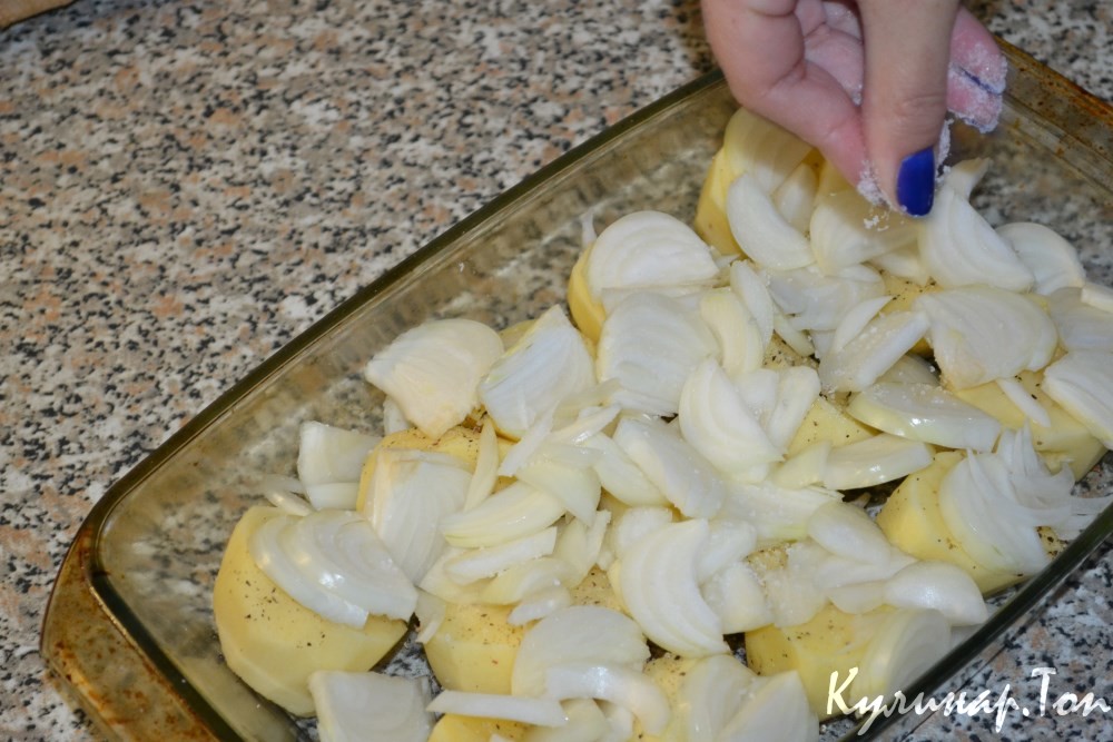 Картофель с луком в духовке