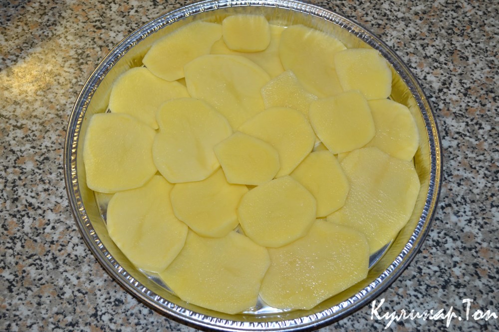 Картофельная пицца с сосисками и моцареллой