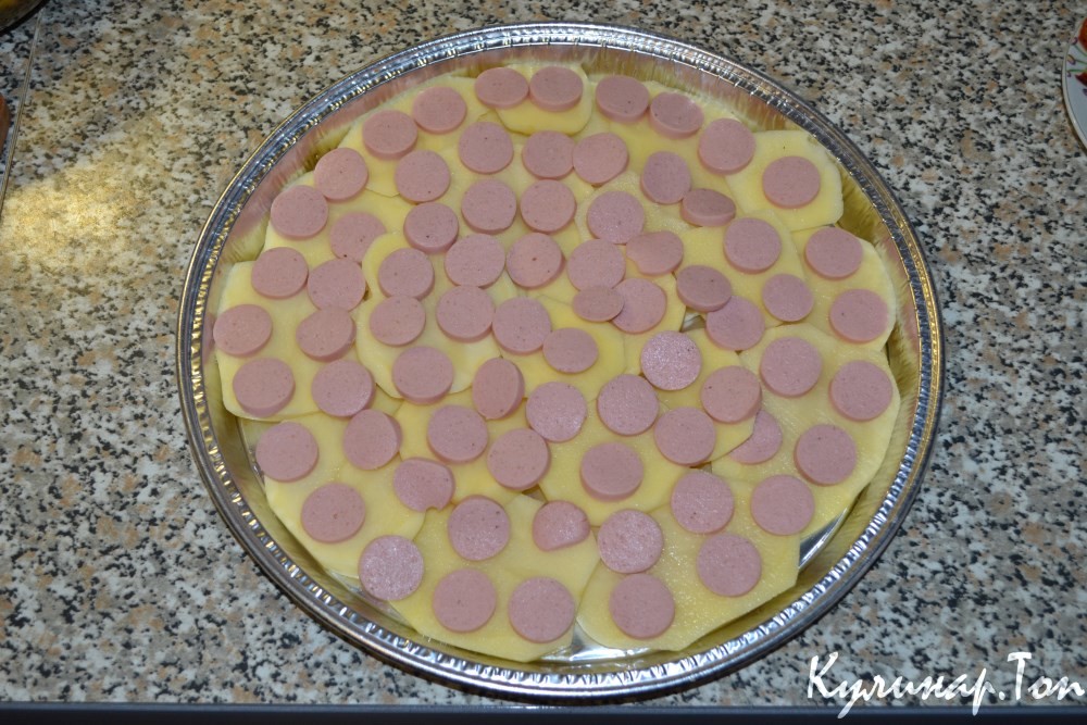 Картофельная пицца с сосисками и моцареллой