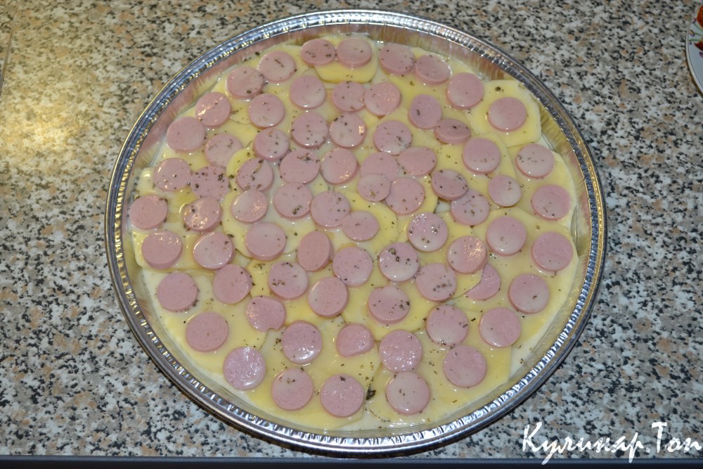 Картофельная пицца с сосисками и моцареллой