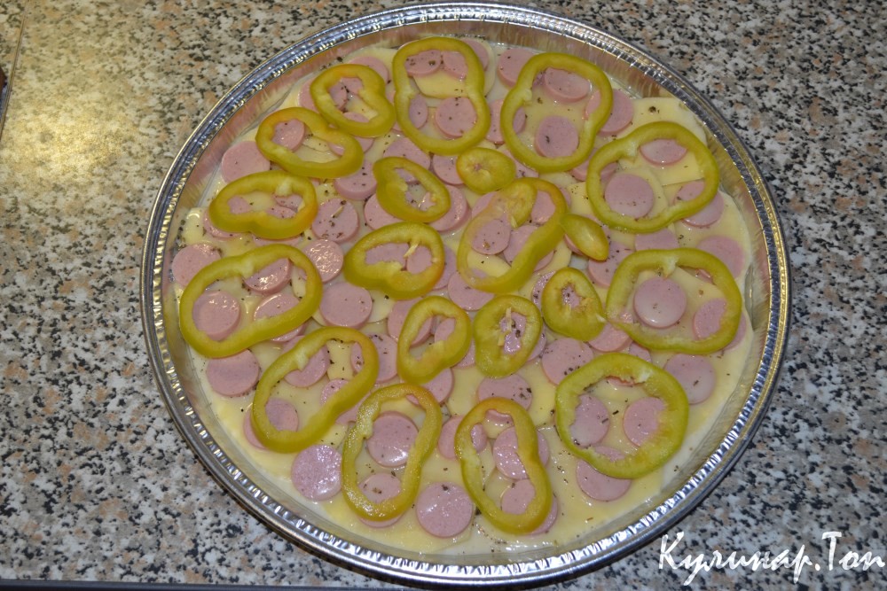 Картофельная пицца с сосисками и моцареллой