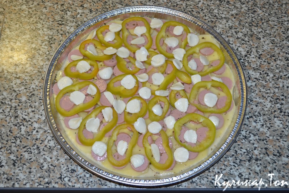 Картофельная пицца с сосисками и моцареллой