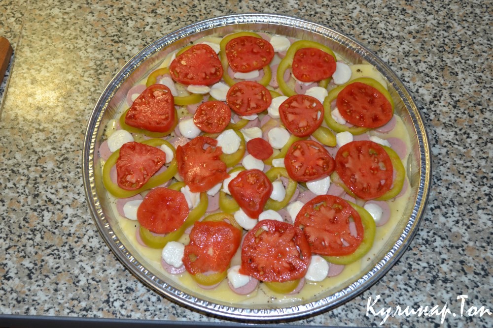 Картофельная пицца с сосисками и моцареллой