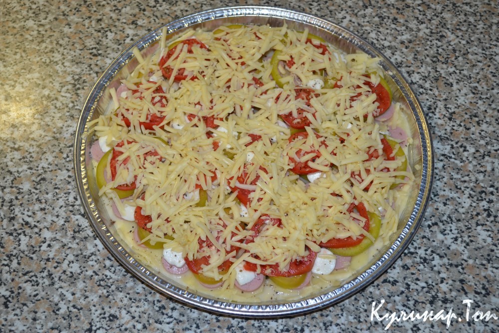 Картофельная пицца с сосисками и моцареллой