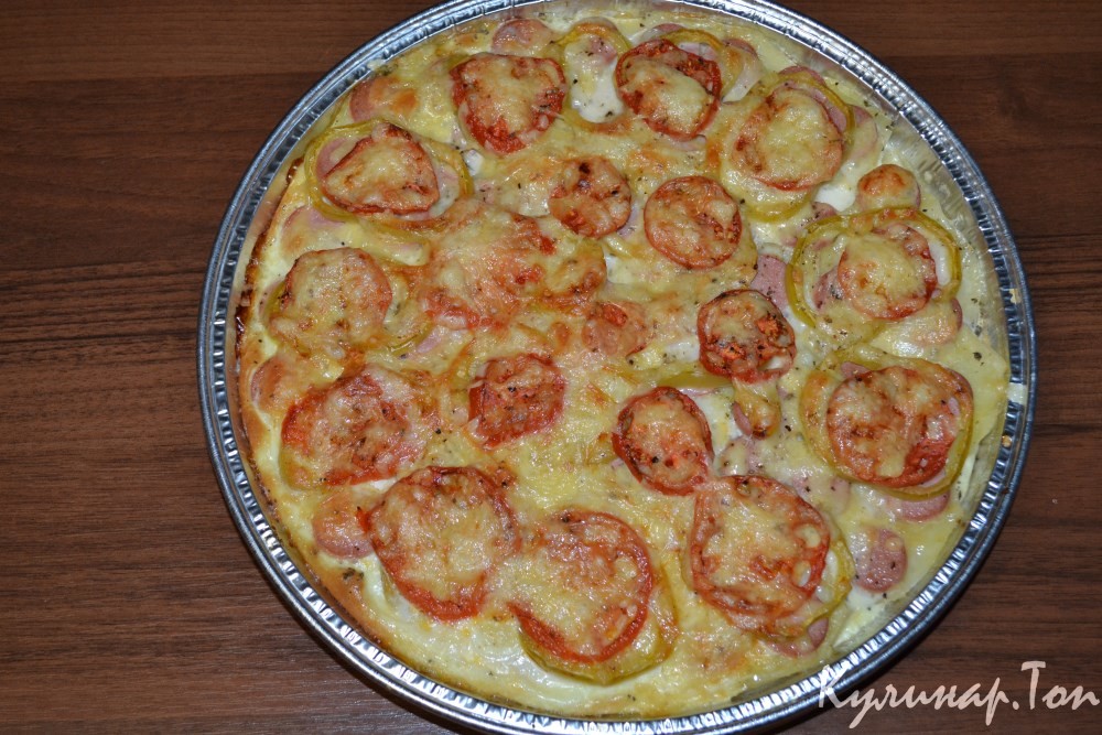 Картофельная пицца с сосисками и моцареллой