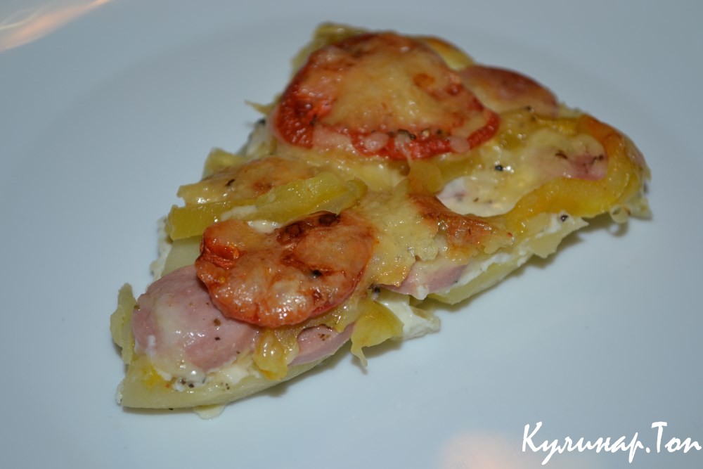 Картофельная пицца с сосисками и моцареллой