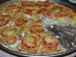 Картофельная пицца с сосисками и моцареллой