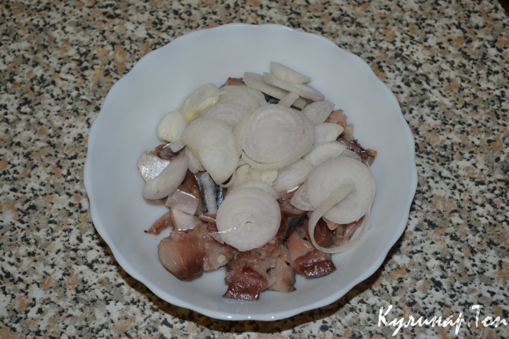 Картофельный салат с соленой скумбрией