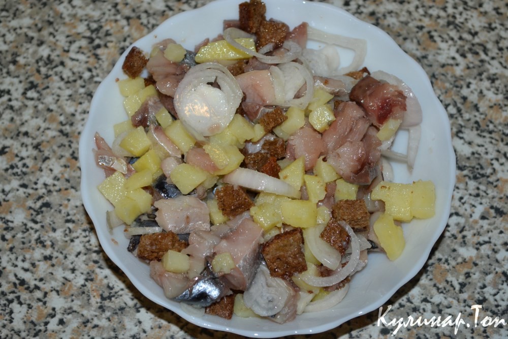 Картофельный салат с соленой скумбрией