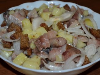 Картофельный салат с соленой скумбрией