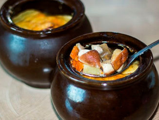 Картошка с курицей и грибами в горшочках