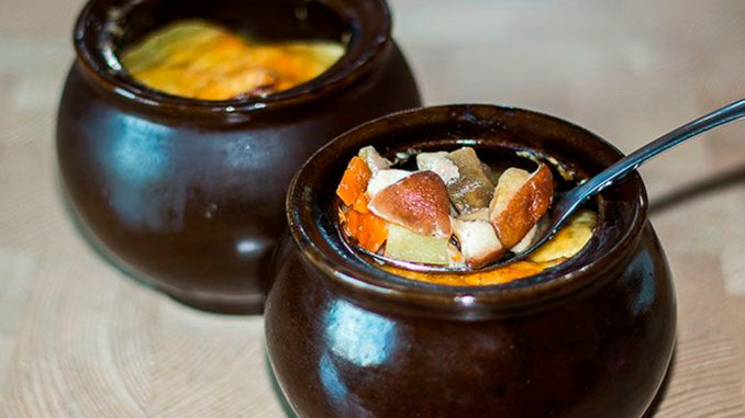 Картошка с курицей и грибами в горшочках Картошка с курицей и грибами в горшочках