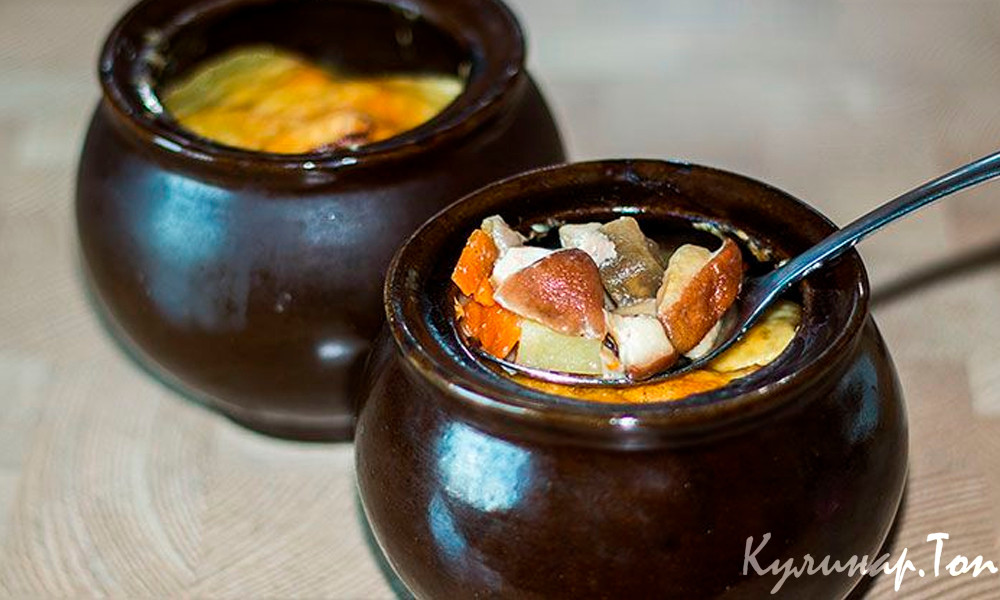 Картошка с курицей и грибами в горшочках